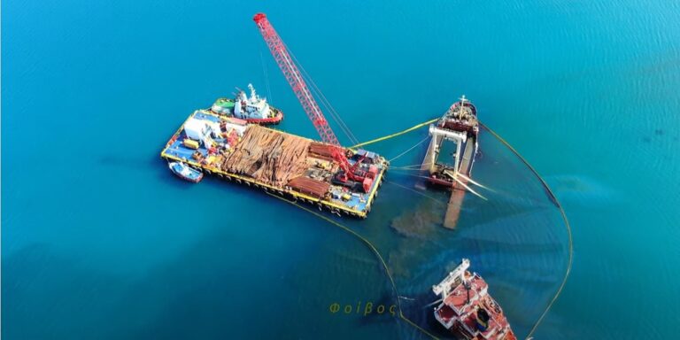 Έτσι ξεφορτώνουν το ναυαγισμένο πλοίο στην Κίσσαμο της Κρήτης (βίντεο)