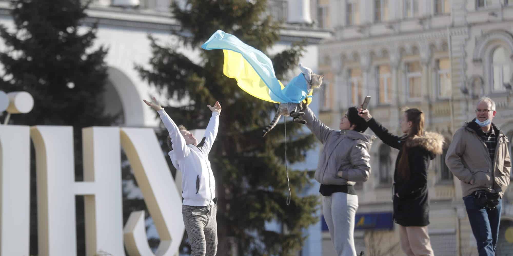 Νέοι στο κέντρο του Κιέβου στην Ουκρανία