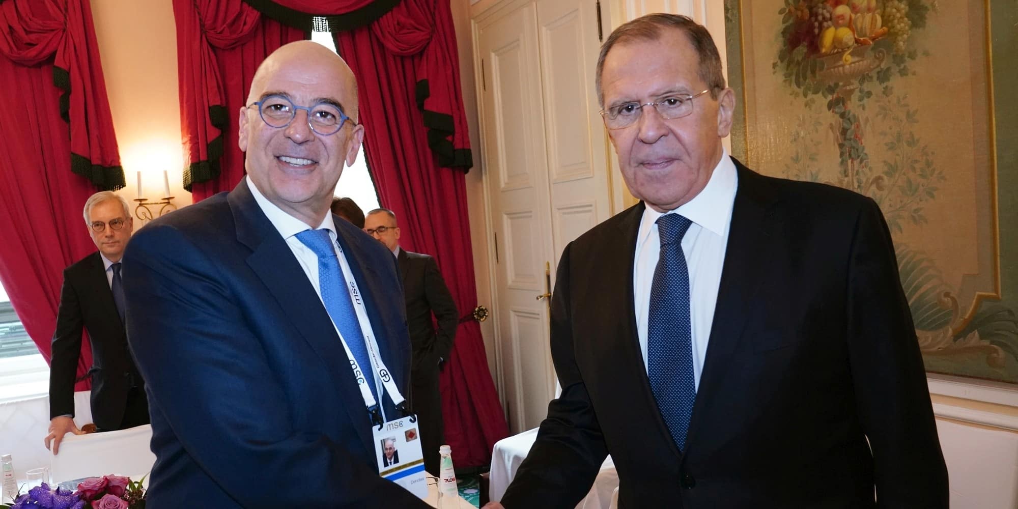 Ο υπουργός Εξωτερικών Νίκος Δένδιας ανταλλάσει χειραψία με τον υπουργό Εξωτερικών της Ρωσίας, Σεργκέι Λαβρόφ