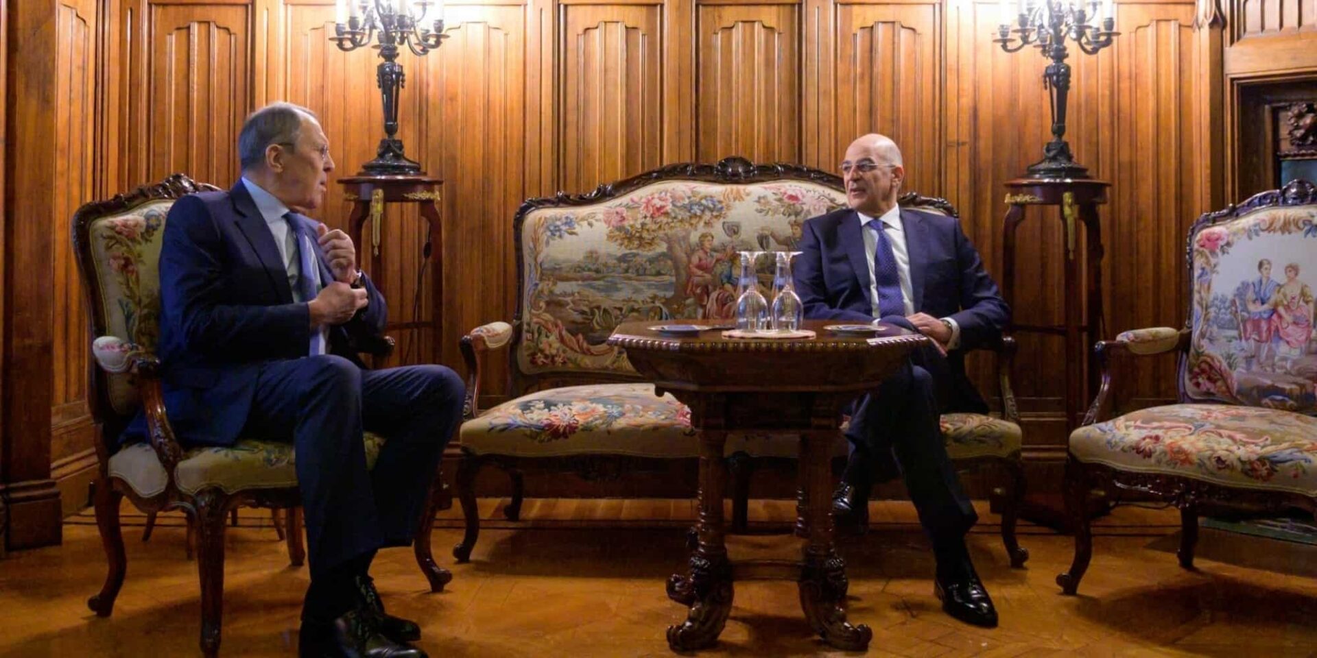 Ο Νίκος Δένδιας με τον Σεργκέι Λαβρόφ στη Μόσχα / Φωτογραφία: Eurokinissi