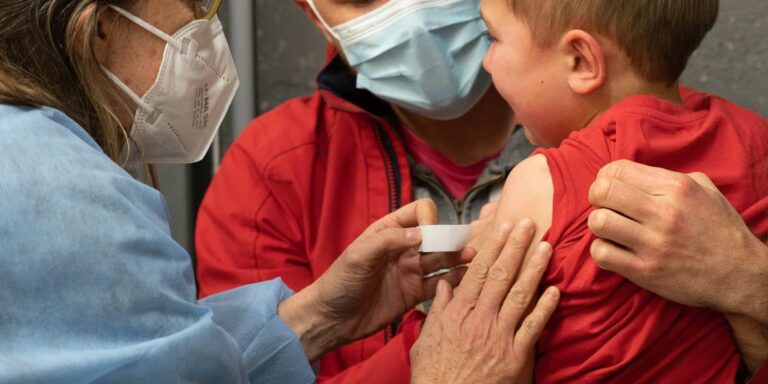 Δύο στα 10 παιδιά με σύνδρομο MIS-C εισάγονται σε ΜΕΘ – «Καμπανάκι» για τους γονείς ο υψηλός πυρετός