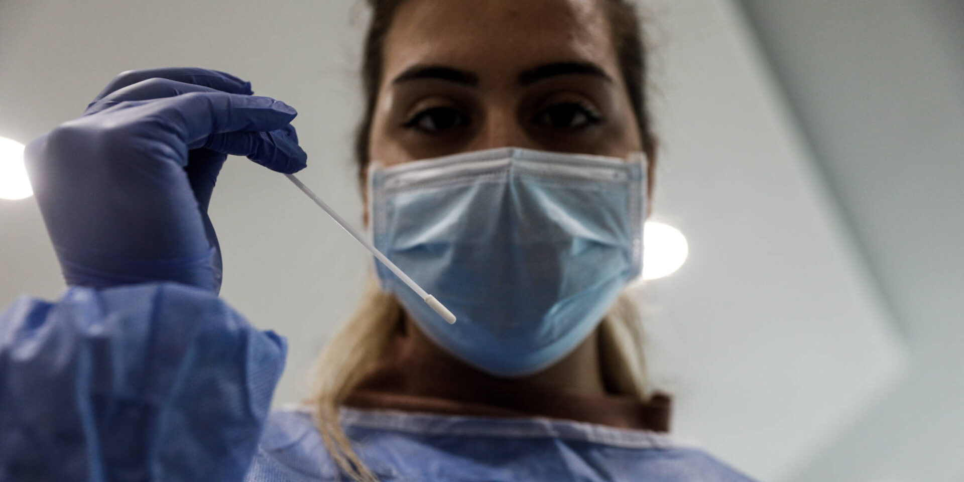 Νοσοκόμα έτοιμη να πραγματοποιήσει δειγματοληψία για rapid test