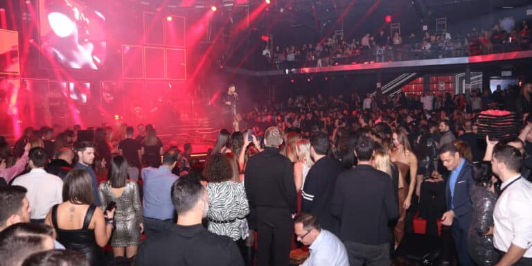 Νέα χαλάρωση μέτρων: Τι αλλάζει από το πρωί του Σαββάτου σε γήπεδα, διασκέδαση και σχολεία