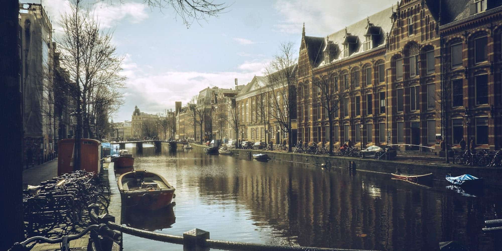 Το όμορφο κανάλι στο Άμστερνταμ, στην Ολλανδία