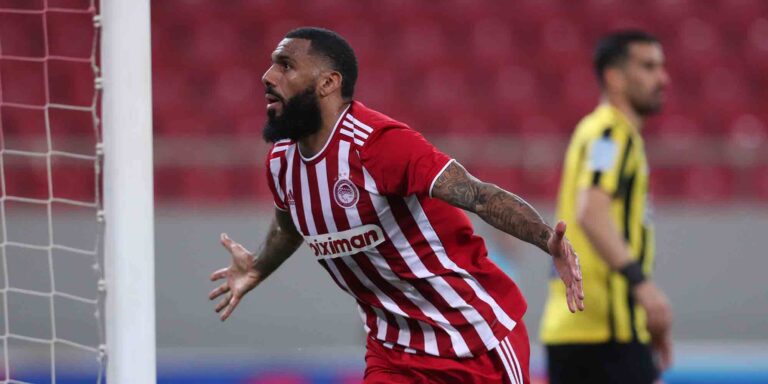 Super League: Τυχερός ο Ολυμπιακός, πήρε (1-0) το ντέρμπι με την ΑΕΚ και τώρα… Αταλάντα