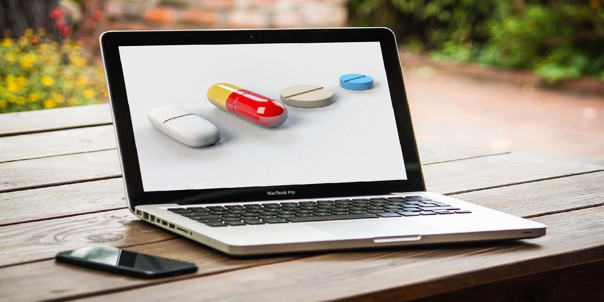 Laptop που δείχνει φάρμακα
