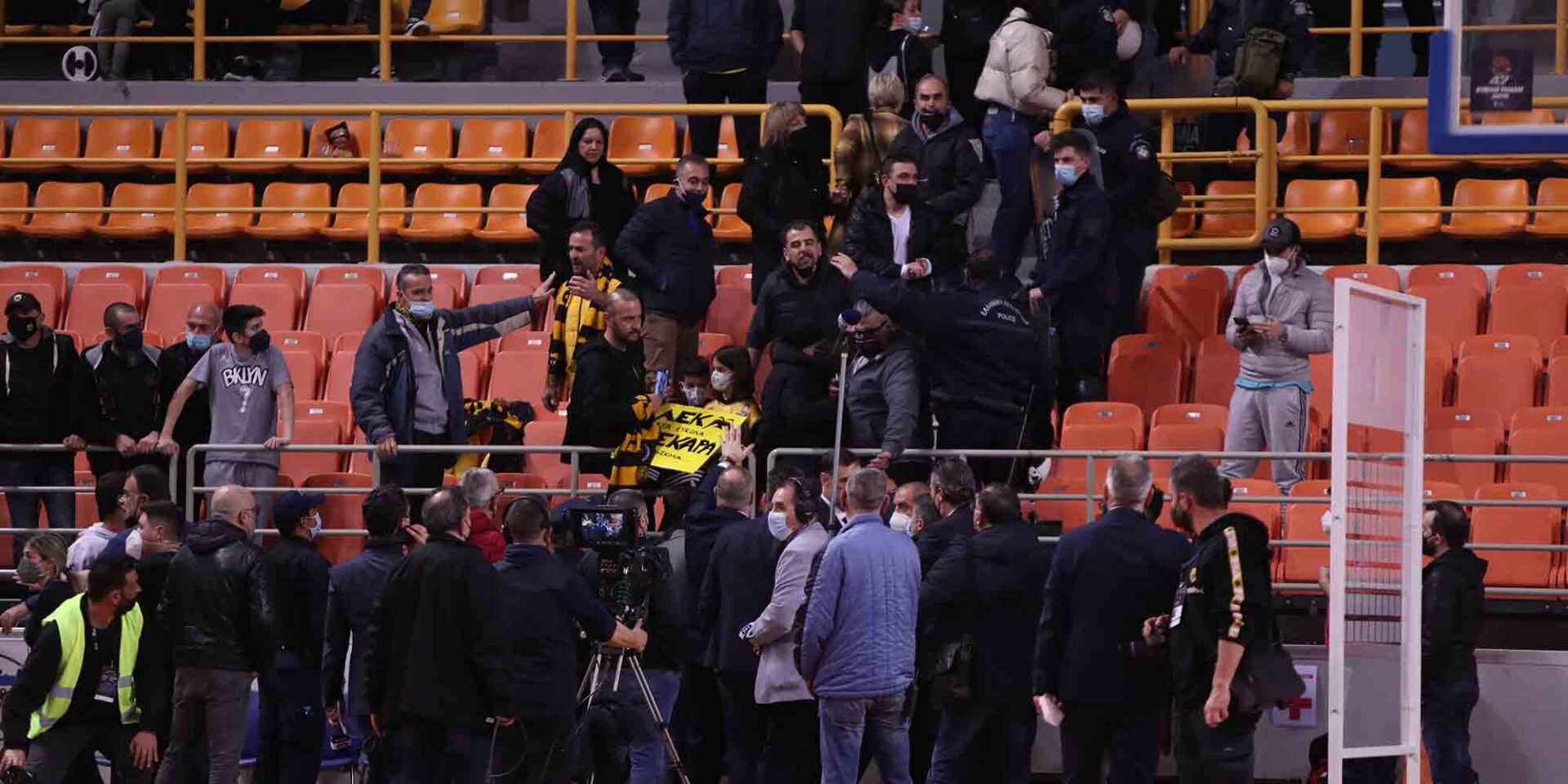 Οπαδοί της ΑΕΚ στο κλειστό του Ηρακλείου στην Κρήτη