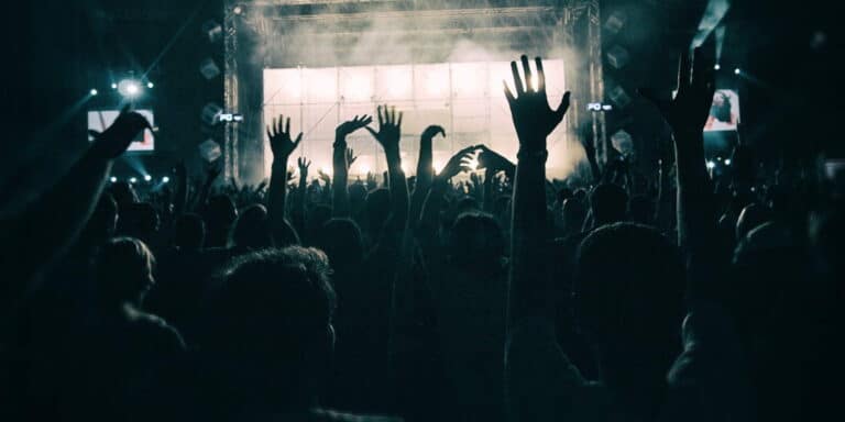 Το Σάββατο χαλαρώνουν τα μέτρα – 50% πληρότητα στα γήπεδα, σχολικές εκδρομές και όρθιοι στη διασκέδαση