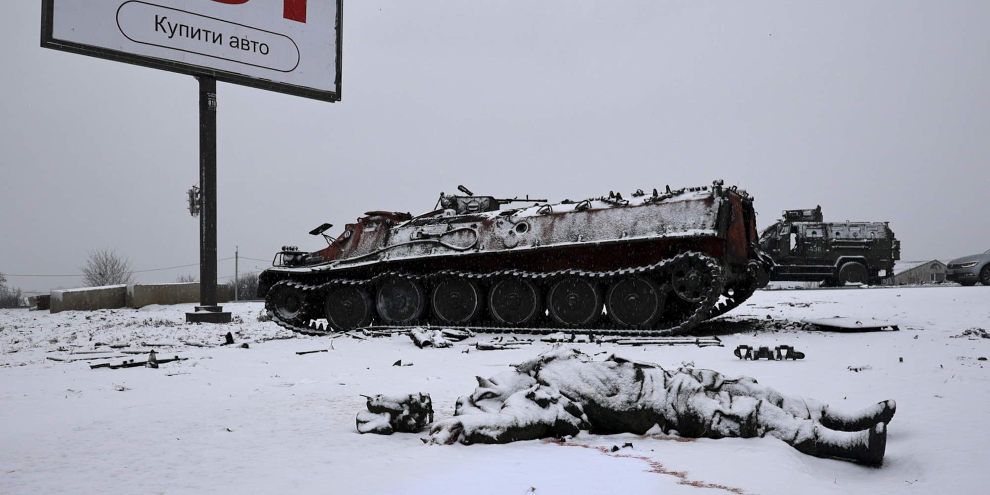 Ρώσος στρατιώτης νεκρός πλάι σε τεθωρακισμένο έξω από το Κίεβο