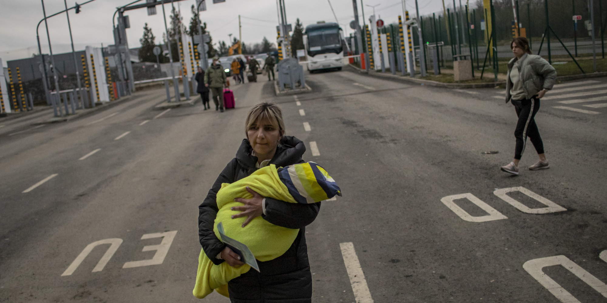 Γυναίκα με το μωρό της εγκαταλείπει την Ουκρανία