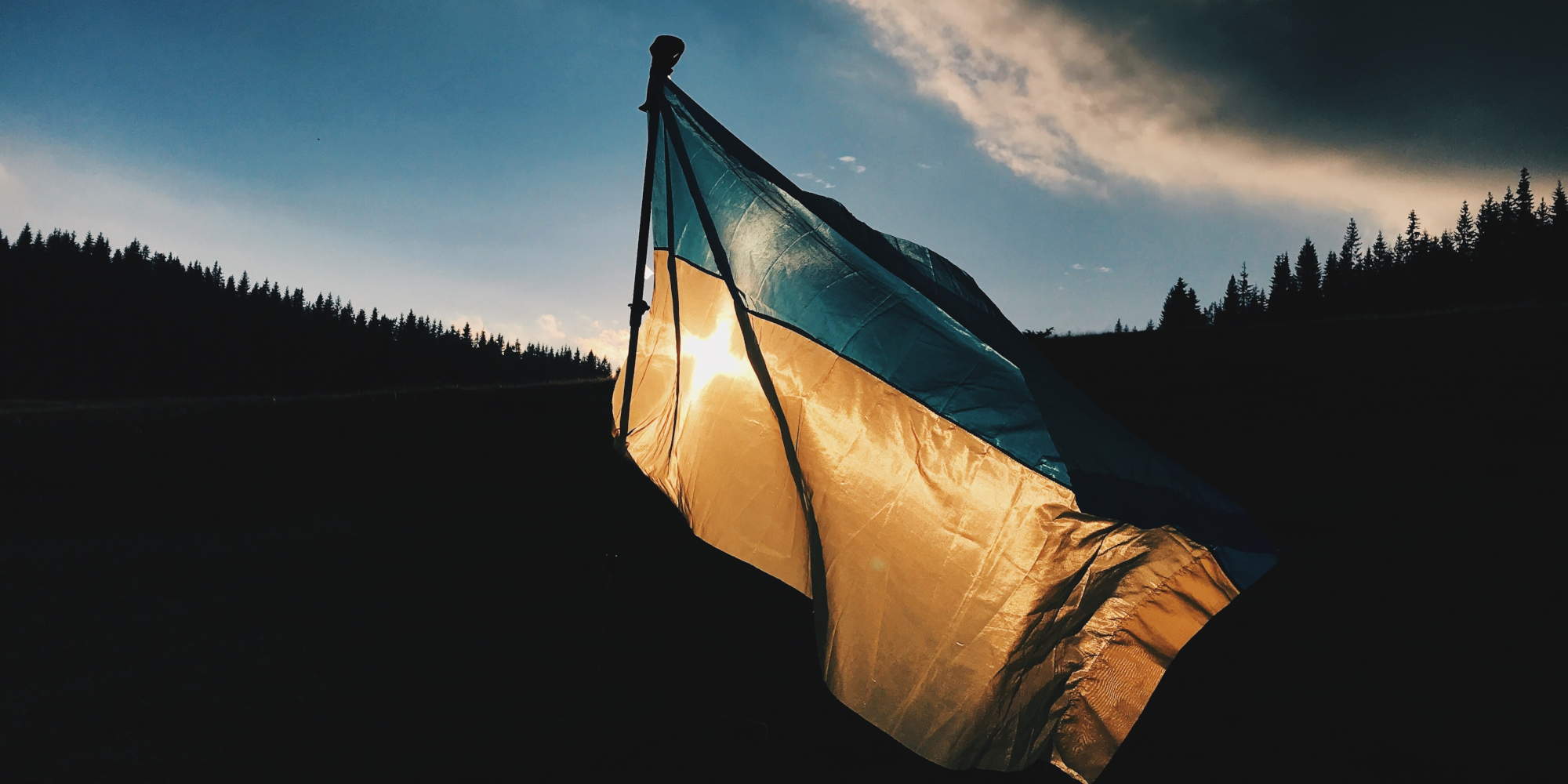 Εικόνα από την Ουκρανία με φόντο τη σημαία της χώρας