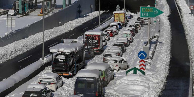 Πρόστιμο 2 εκατ. ευρώ στην Αττική Οδό για το φιάσκο με τους εγκλωβισμένους οδηγούς στα χιόνια