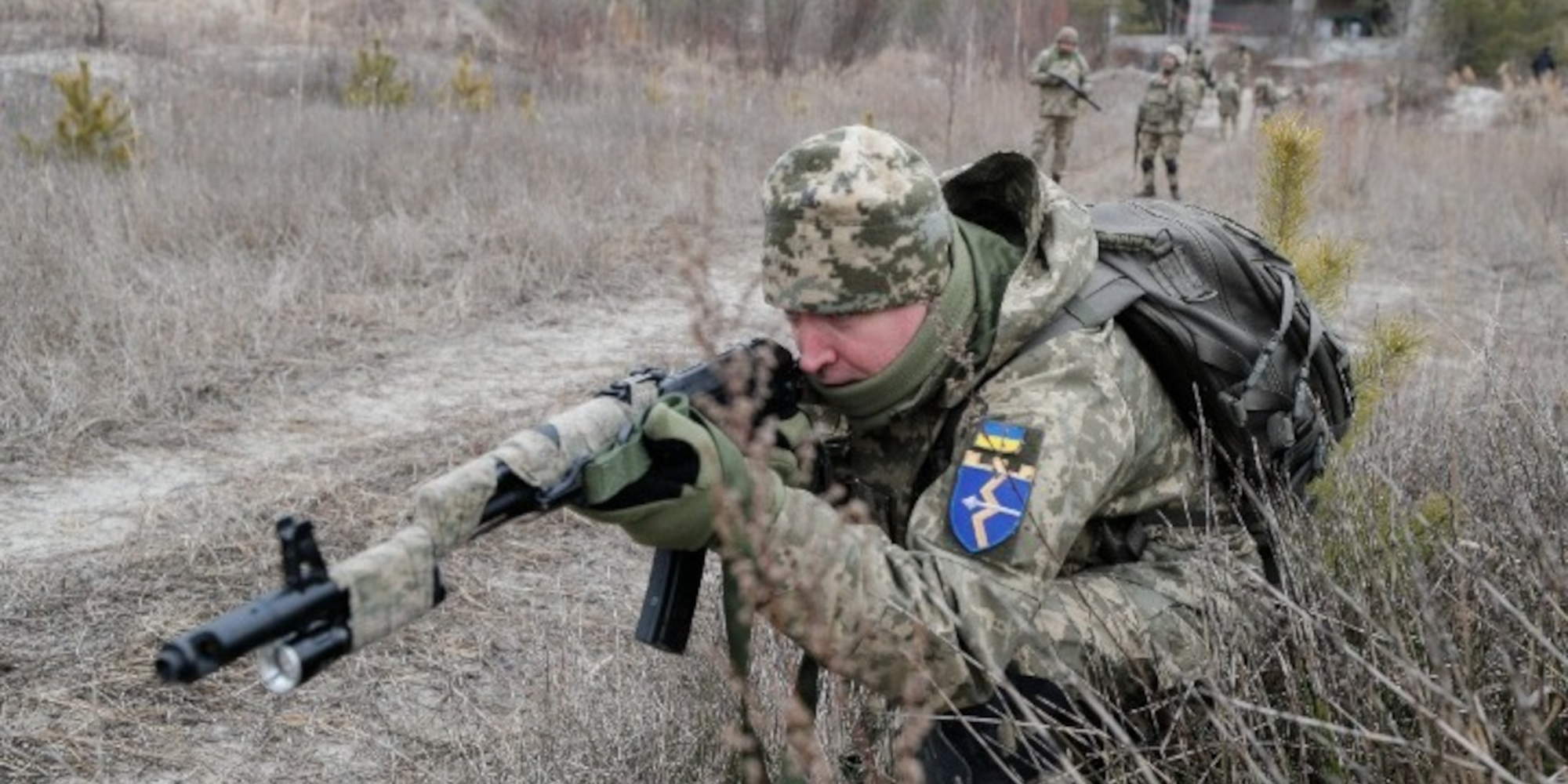 Ουκρανός Στρατιώτης με το όπλο ανά χείρας