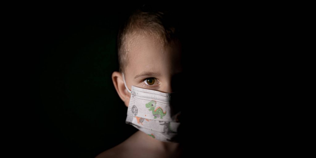 Ένα παιδάκι με μάσκα προστασίας από τον κορονοϊό