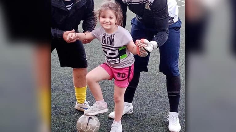 Ραγίζει καρδιές η μητέρα που έχασε και τα τρία της παιδιά στην Πάτρα: «Αντέχω μέχρι να την αποχαιρετήσω»