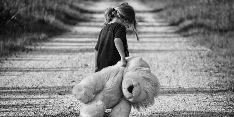 Πάτρα: Γυναίκα κατήγγειλε τον πρώην σύντροφό της – «Είχε κρεμάσει το παιδί ανάποδα στο μπαλκόνι»