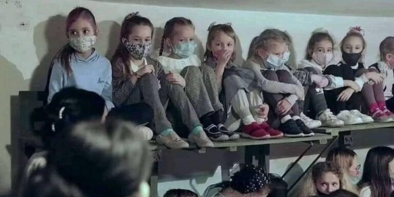 Συγκλονιστικά βίντεο από την Ουκρανία: Τραγουδάνε τον εθνικό ύμνο στα καταφύγια – Παιδιά περιμένουν να τελειώσουν οι βομβαρδισμοί