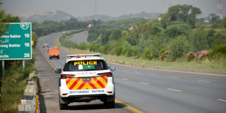 Εξαγριωμένος όχλος στο Πακιστάν λιθοβόλισε μέχρι θανάτου άνδρα που έκαψε το Κοράνι