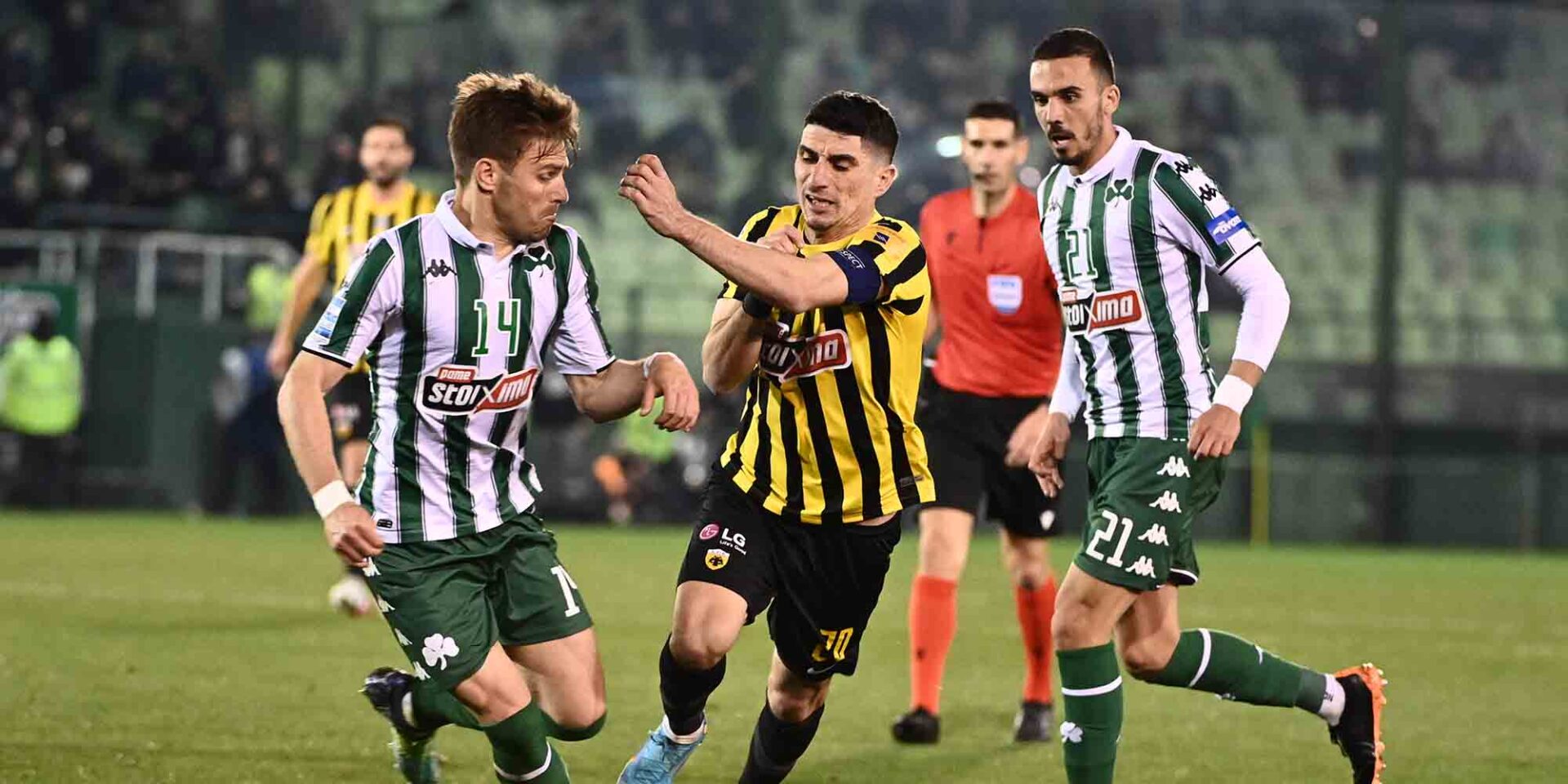 Φάση από τον αγώνα της Super League Παναθηναϊκός - ΑΕΚ