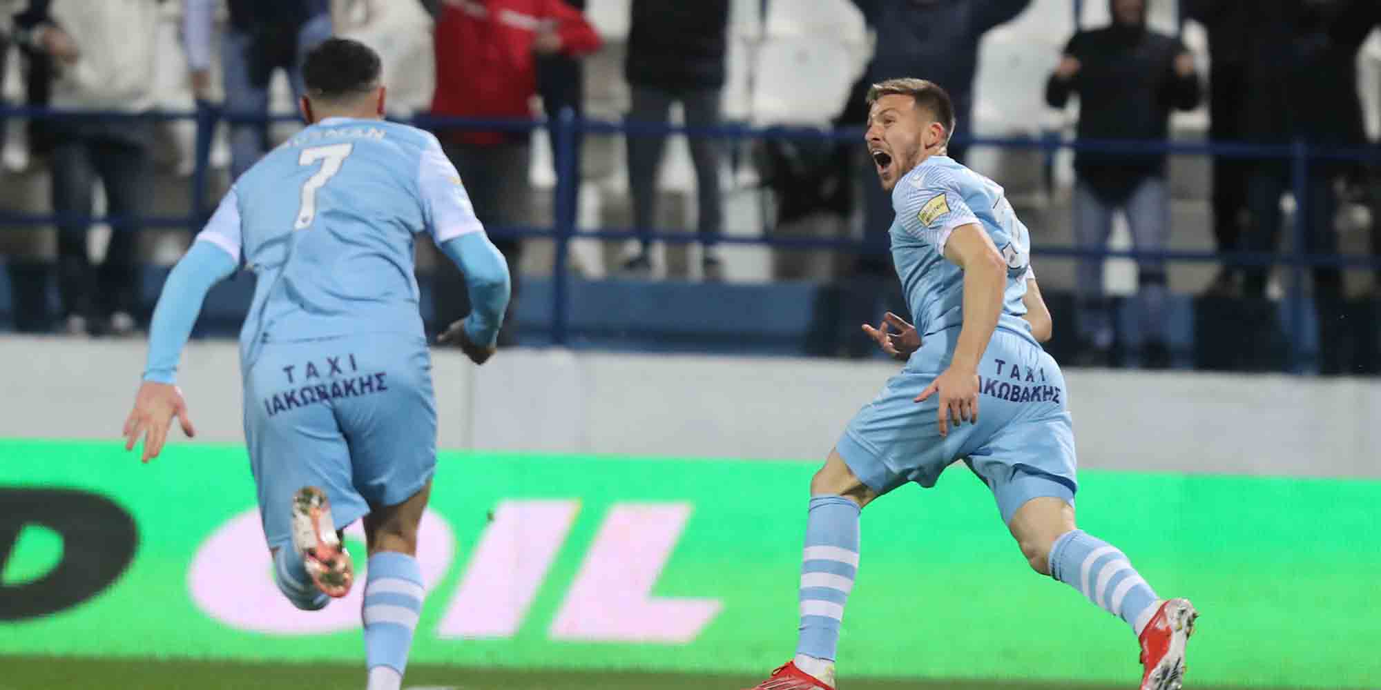 Ο ποδοσφαιριστής του Ιωνικού Γιάννης Κιάκος πανηγυρίζει μετά το δικό του 2-0