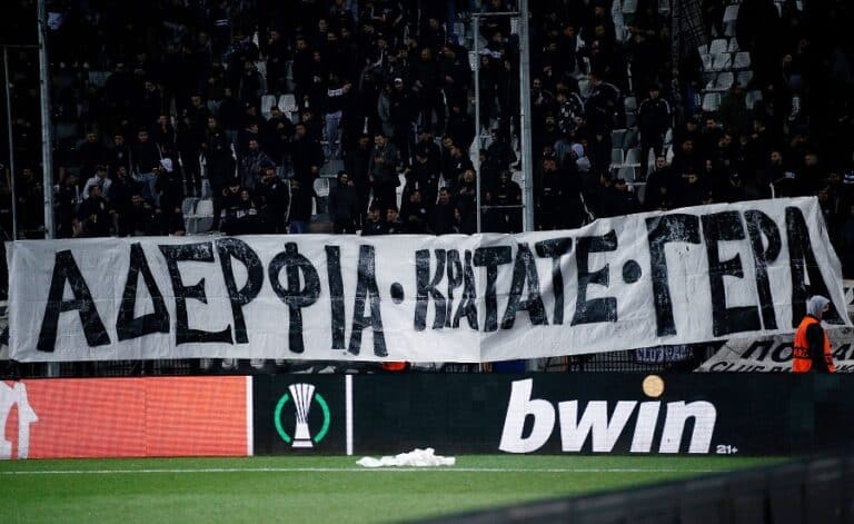 Ανατριχιαστικό πανό οπαδών του ΠΑΟΚ: «Αδέρφια κρατάτε γερά», έγραφε για τους δολοφόνους του Άλκη Καμπανού