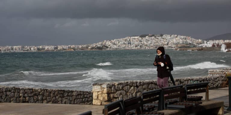 Βελτιώνεται ο καιρός την Τετάρτη σε όλη τη χώρα – Επιμένουν οι θυελλώδεις άνεμοι