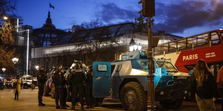 «Κονβόι της ελευθερίας»: Η αστυνομία της Γαλλίας σταμάτησε αυτοκινητοπομπή διαδηλωτών που κατευθύνονταν στο Παρίσι