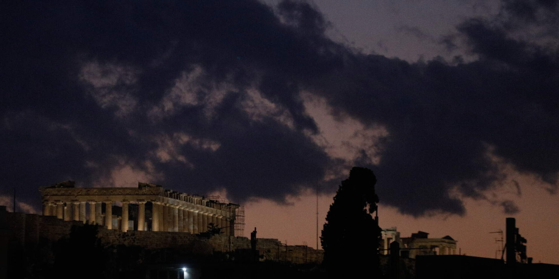 Ο Παρθενώνας κάτω από τον συννεφιασμένο ουρανό