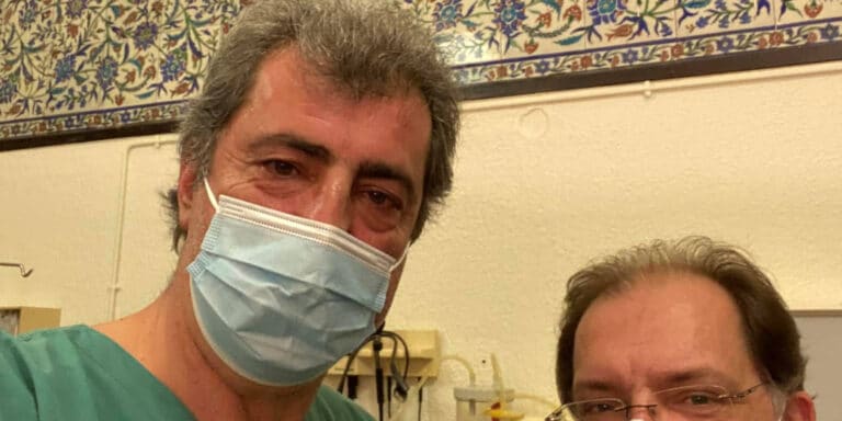 Ο Πολάκης φόρεσε την ποδιά γιατρού στη Βουλή – Συμμετείχε σε μικροεπέμβαση στο Ιατρείο του Κοινοβουλίου