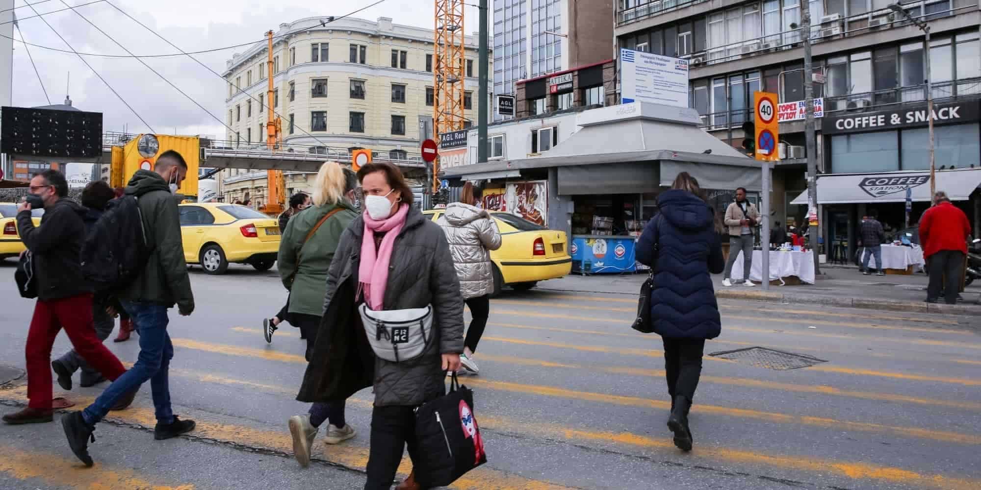 Πολίτες περπατούν στον Πειραιά