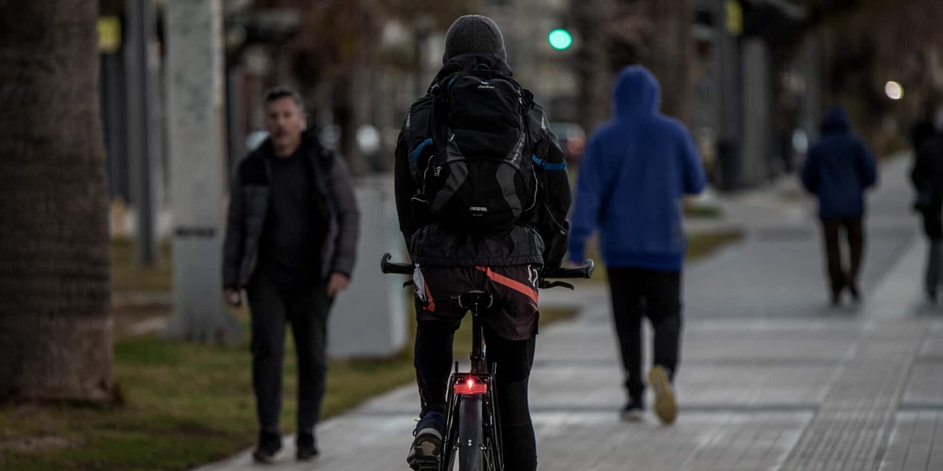 Πεζοί και ένας ποδηλάτης στο κέντρο της Αθήνας