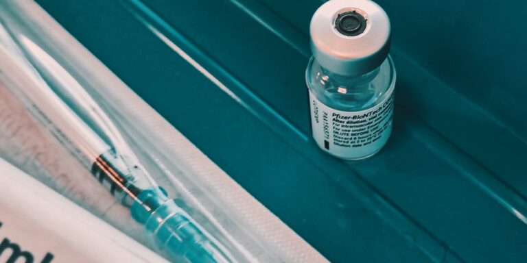 Νέα έρευνα για το εμβόλιο της Pfizer: Μετά την 3η δόση, προστασία μέχρι και 97% σε μια νοσηλεία