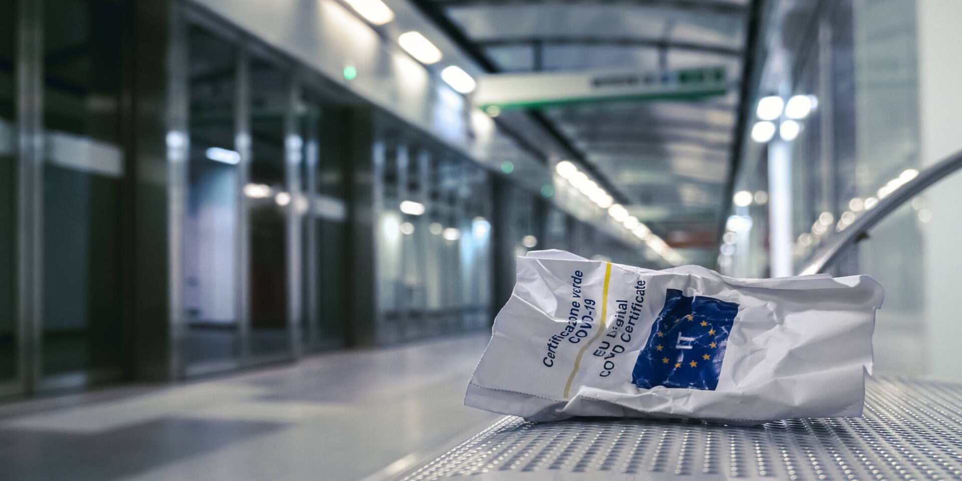 Τσαλακωμένο πιστοποιητικό εμβολιασμού της ΕΕ