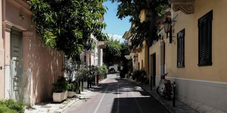 Πλάκα: Πώς πήρε το όνομά της η «Συνοικία των Θεών» στην Αθήνα