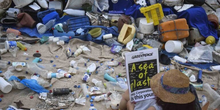 Ο άνθρωπος έχει παράξει 8,3 δισ. τόνους πλαστικά σε 72 χρόνια – Τι είναι η συμφωνία ενάντια στην «πλαστική» μόλυνση;