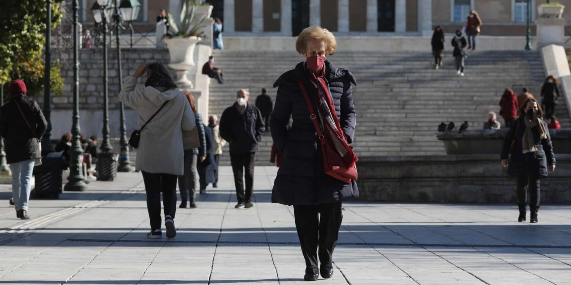Πολίτες περπατούν στην Πλατεία Συντάγματος