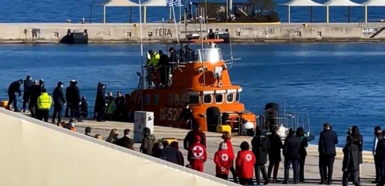 Φωτιά στο πλοίο Euroferry Olympia: LIVE η άφιξη των επιβατών στο λιμάνι της Κέρκυρας (βίντεο)