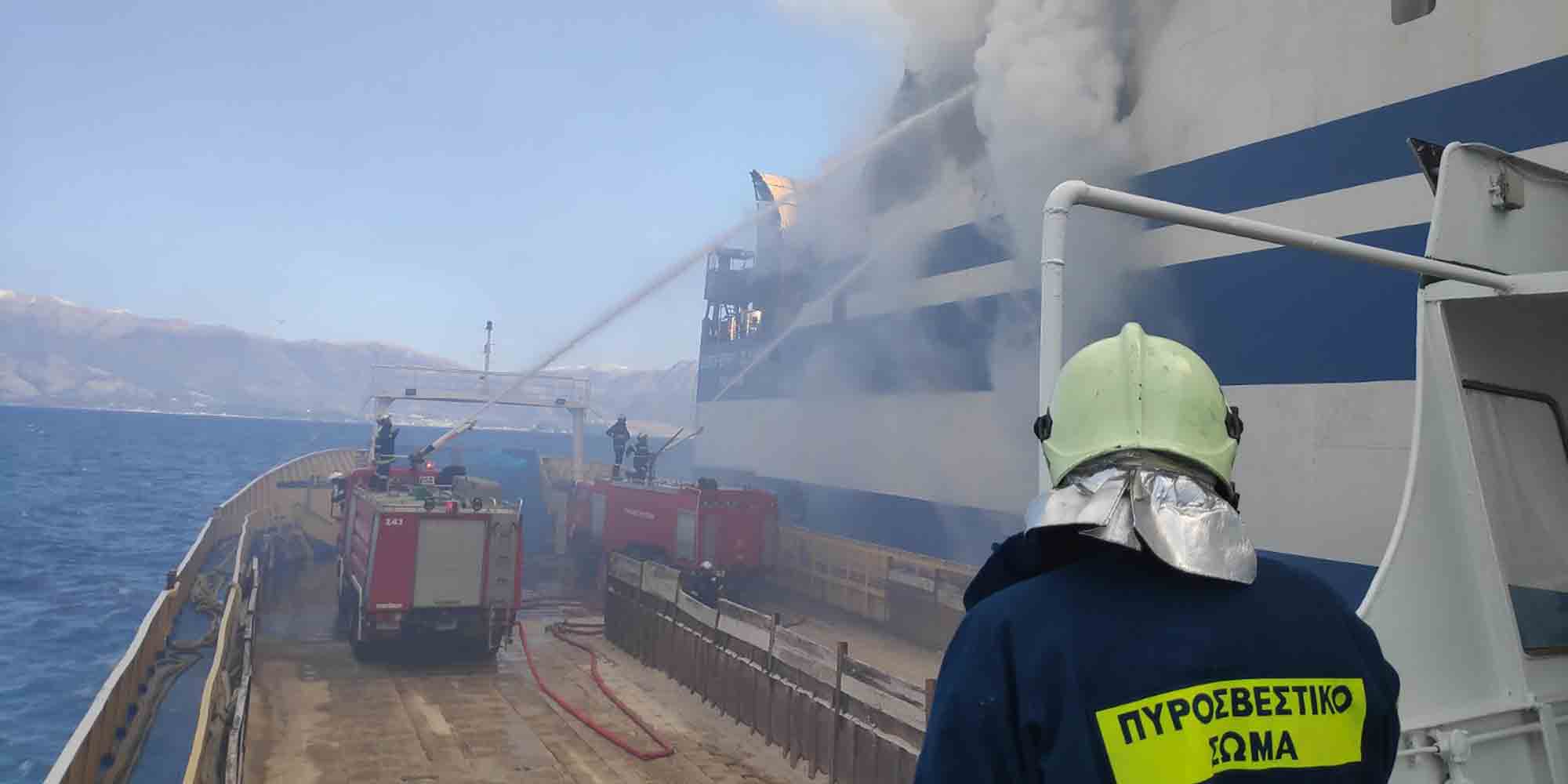 Η πυροσβεστική στο πλοίο Euroferry Olympia