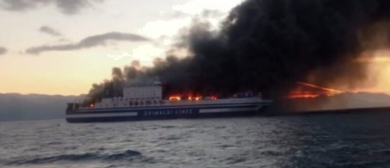Φωτιά σε πλοίο κοντά στην Κέρκυρα με 288 επιβαίνοντες – Tο εγκατέλειψαν οι επιβάτες (εικόνες & βίντεο)