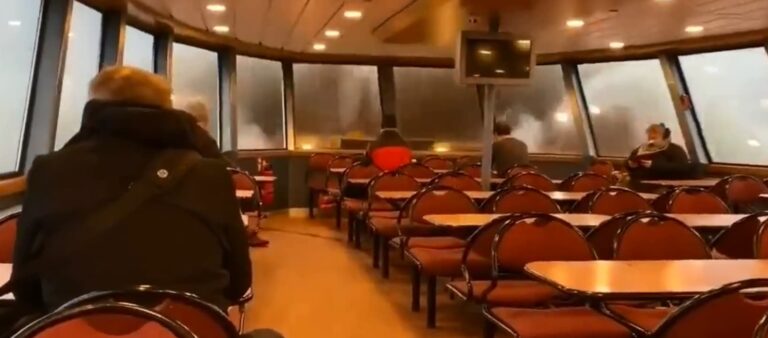 Σοκαριστικές στιγμές σε πλοίο στη Γερμανία: Κύμα σπάει τα τζάμια του σαλονιού – Έντρομοι οι επιβάτες (βίντεο)