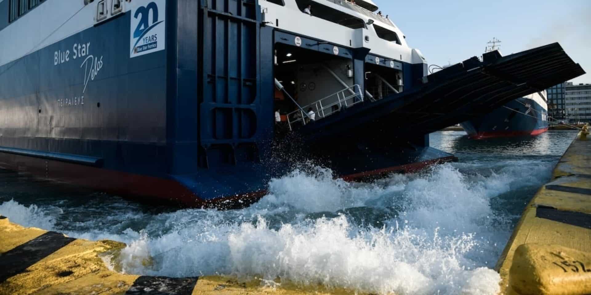 Πλοίο στο λιμάνι του Πειραιά
