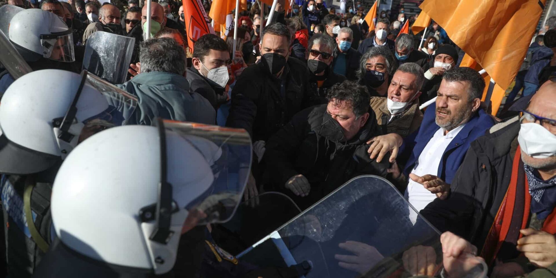 Ένταση στη συγκέντρωση της ΠΟΕ ΟΤΑ στην Πανεπιστημίου