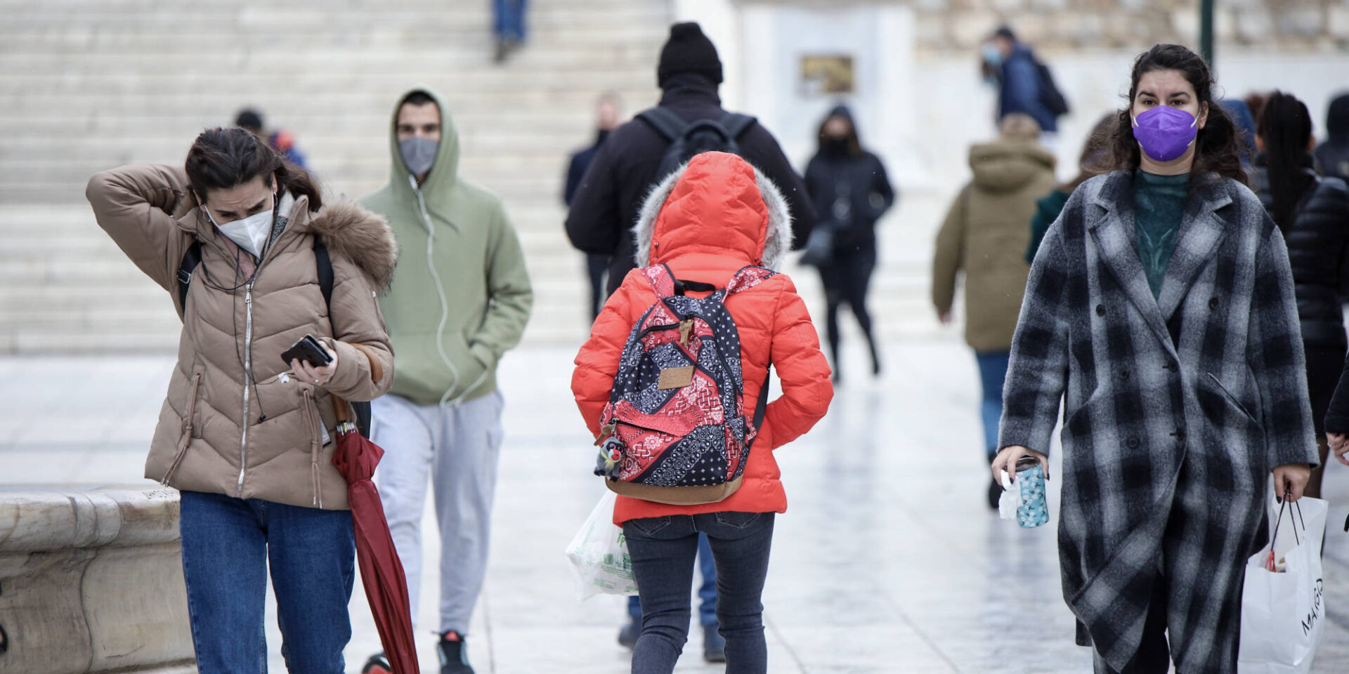Πολίτες στο κέντρο της Αθήνας με μάσκες