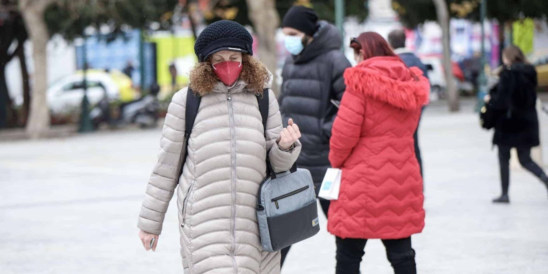 Πολίτες με μάσκες περπατούν στο κέντρο της Αθήνας