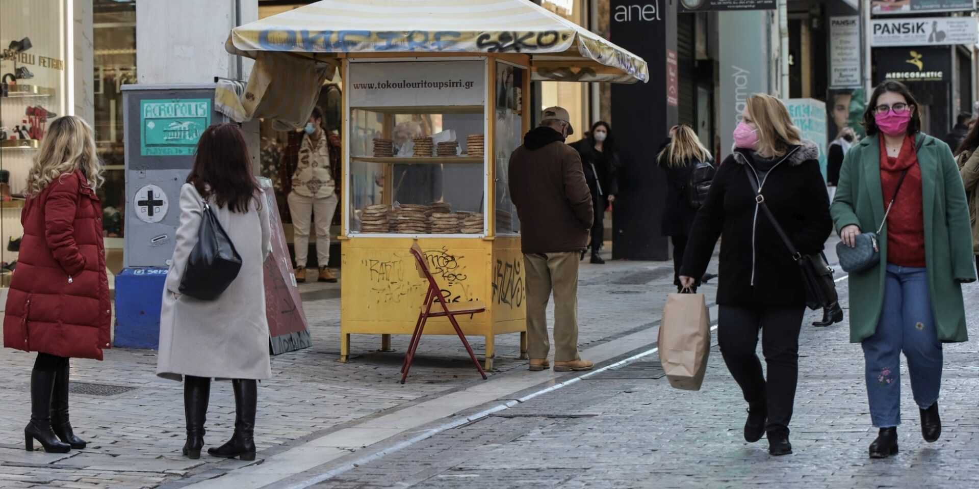 Πολίτες περπατούν στην οδό Ερμού