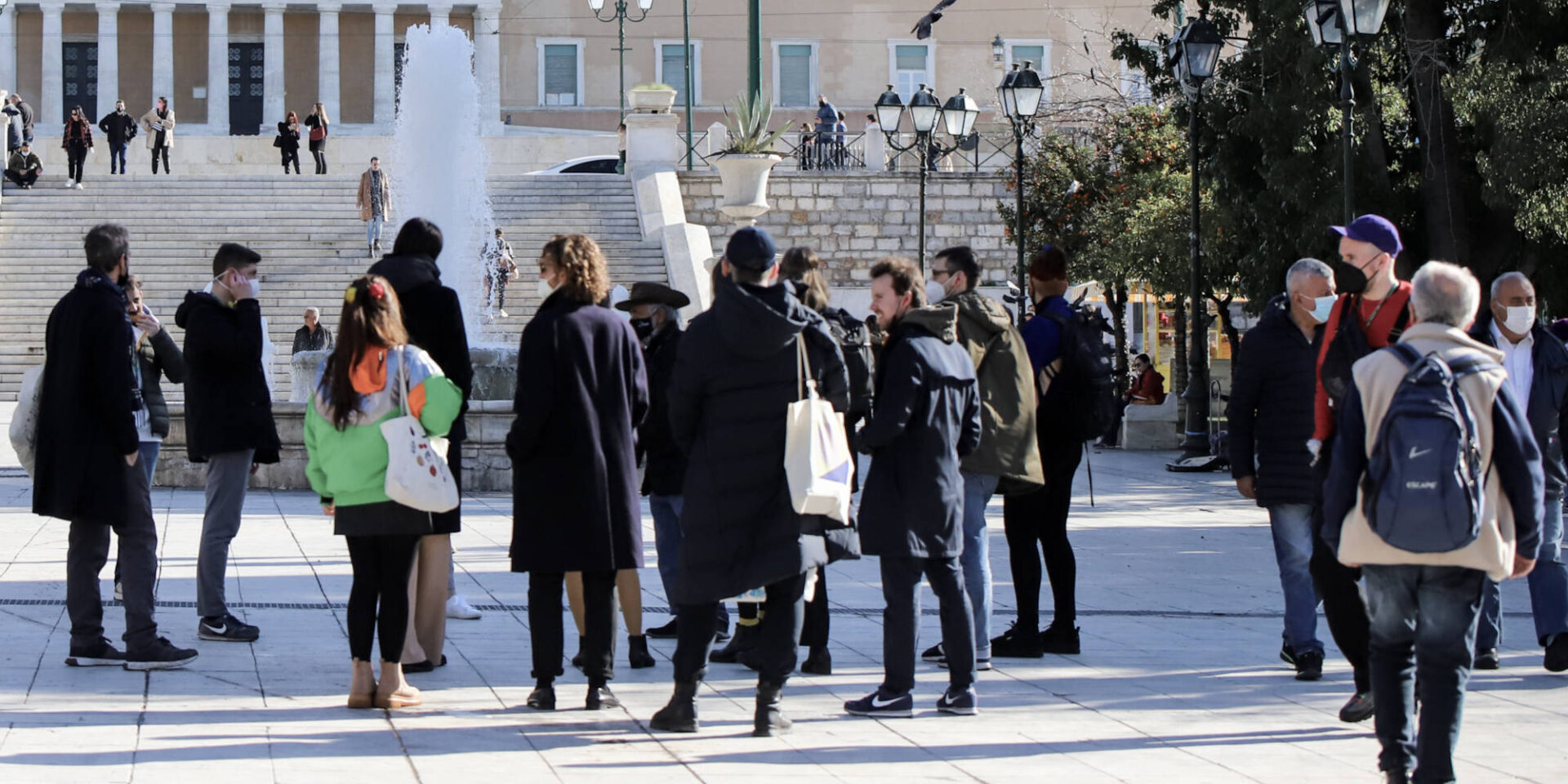 Πολίτες στο Σύνταγμα στο κέντρο της Αθήνας