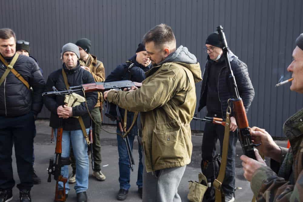 Πολιτοφυλακή παίρνει τα όπλα στο Κίεβο της Ουκρανίας