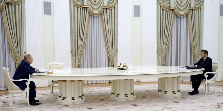 Σάλος στο Twitter με το τραπέζι «τραμπάλα» στη συνάντηση Πούτιν – Μακρόν