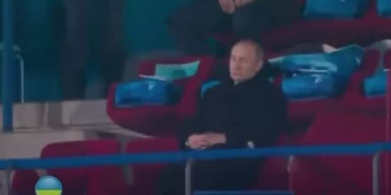 Παιδιάστικη αντίδραση Πούτιν: Παρίστανε τον κοιμισμένο κατά την παρέλαση των Ουκρανών αθλητών (βίντεο)