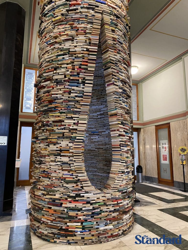 Ο πύργος με τα βιβλία στην Πράγα
